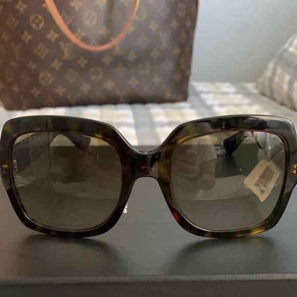 COPY - Gucci tortoise sunglasses - Picture 2 of 3